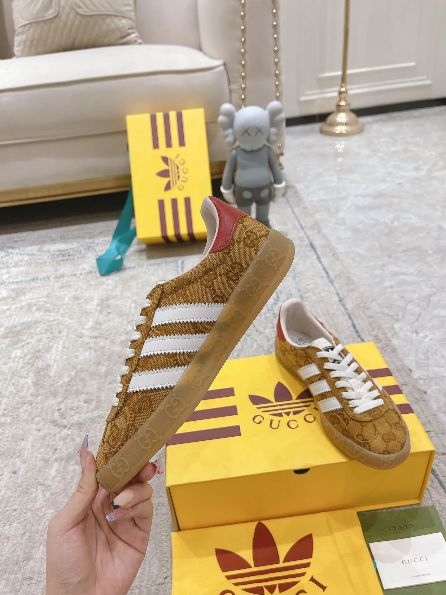 👟👟Ex-factory price 480👟👟 Gucci Adida S Gucci clover co-branded Italian 2022 Fashion Week catwalk model Dexun shoes casual shoes exclusive first release #Correct splicing co-branded shoe box with shoelaces included Synchronous counter #Gucci/Adida splicing cloth dust bag #Integration of two luxury brand elements T👟👟Ex-factory price U soft bottom The original version is the same. Size: 35-40 for women and 39-45 for men.